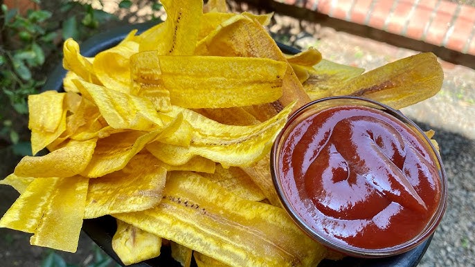 Tajadas crujientes de plátano en tazón rústico