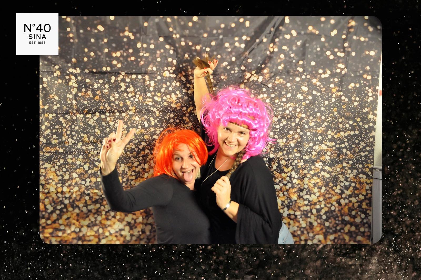 Hochzeitsgäste posieren in der Fotobox