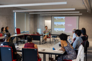 Equipa em reunião de brainstorming criativo com ideias e planeamento