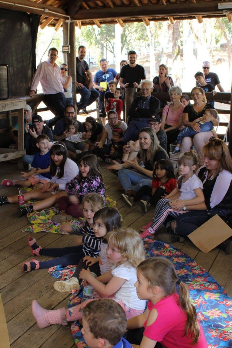Encontro comunitário com crianças em espaço de madeira