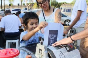 Equipa em reunião de brainstorming criativo com ideias e planeamento