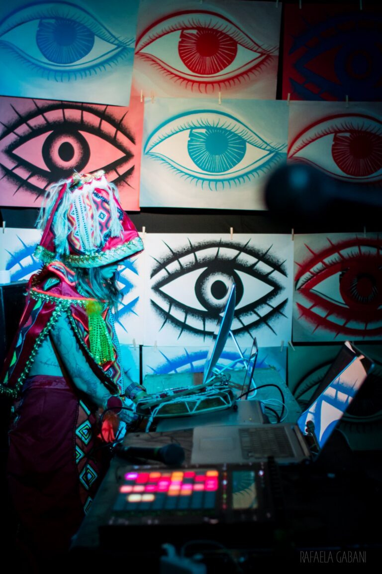 Performance artística em estúdio com painéis gráficos e equipamento