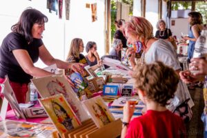 Pessoas a conectar-se num evento de networking, conversas e partilha