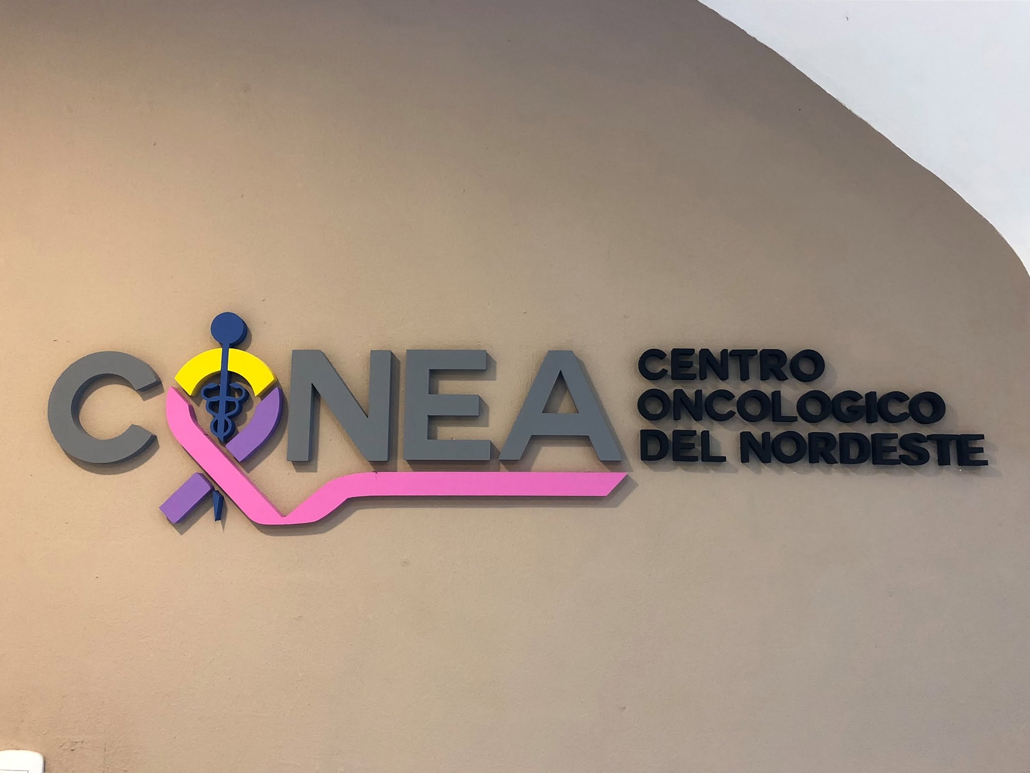 Equipo médico en un entorno de atención oncológica cálido y profesional