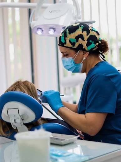 Profesional de Odontolife atendiendo a una paciente