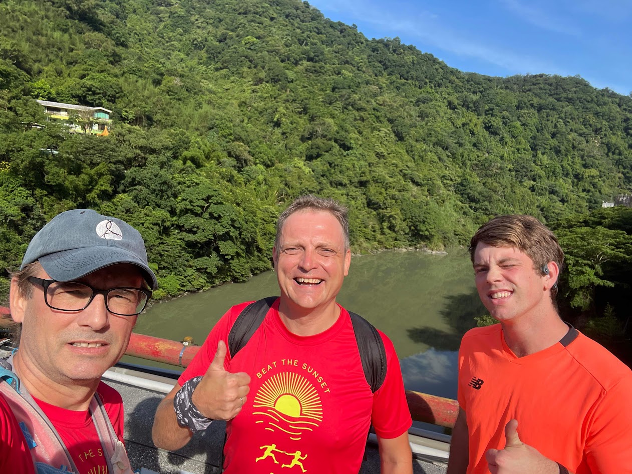Hiking trail overlooking valleys in the Blue Mountains