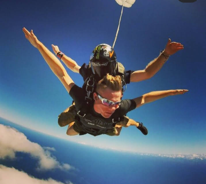 Uluru standing in the red desert under a blue sky