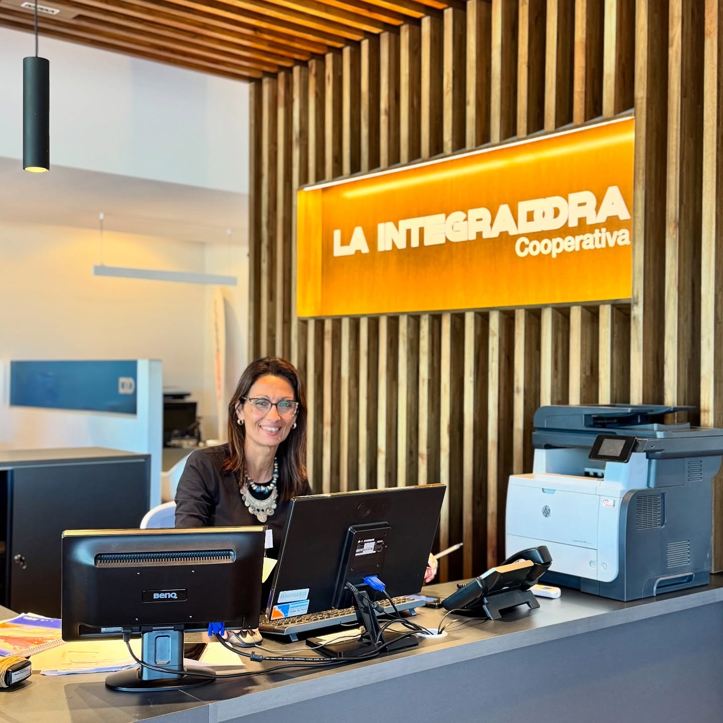 Equipo asesorando en oficina