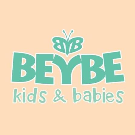 Prendas de bebé sobre manta color crema