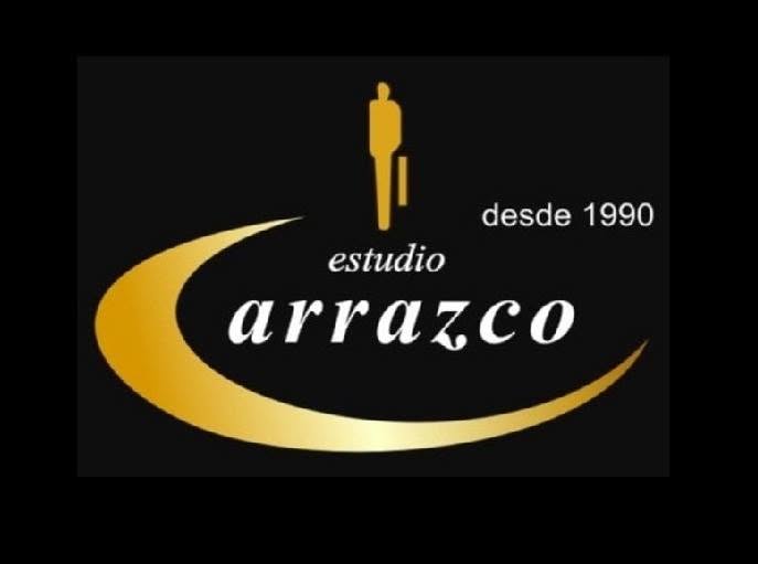 Escritorio de estudio contable con calculadora y balances