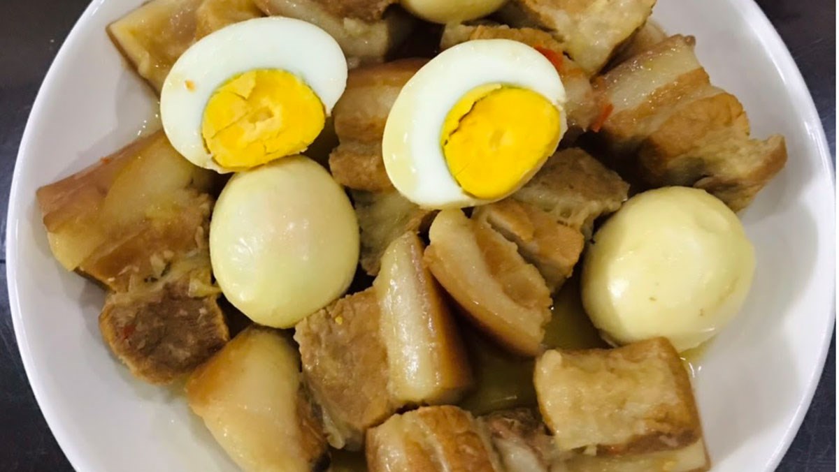 Nồi thịt kho trứng với nước dừa, màu nâu cánh gián