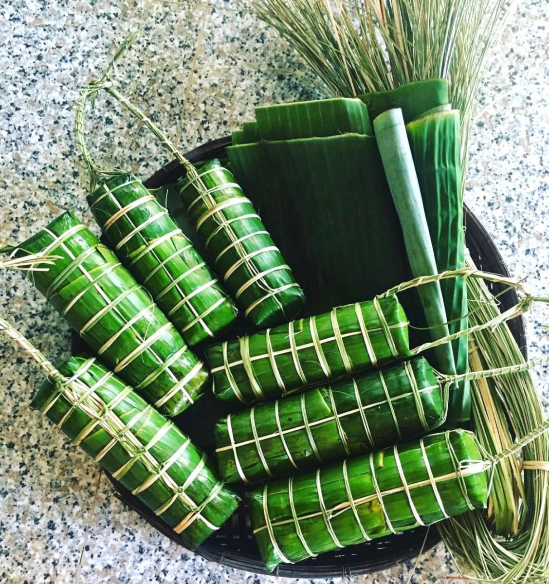 Bánh tét gói lá chuối, nhân mặn truyền thống