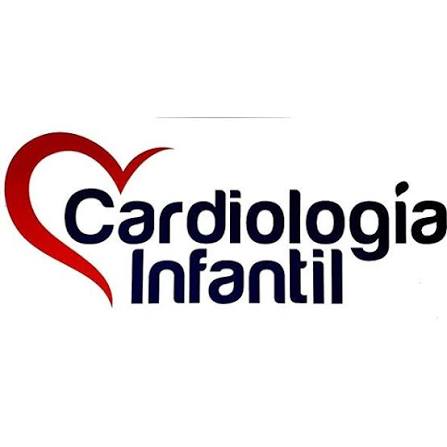 Profesional de la salud atendiendo a un paciente pediátrico