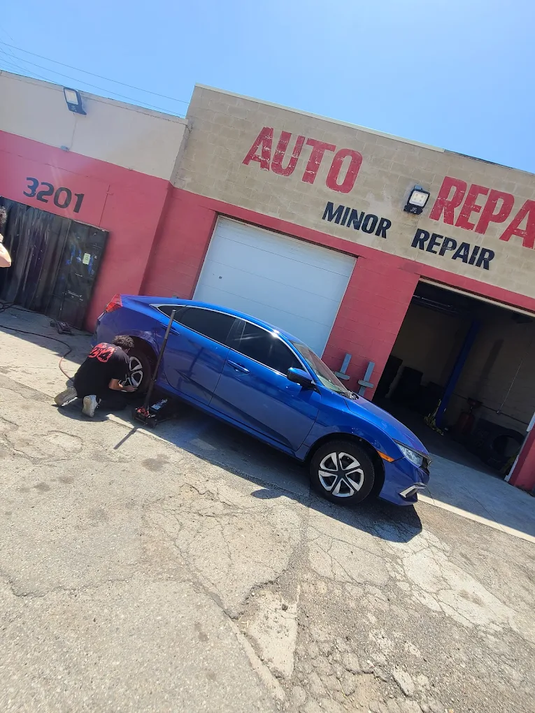 Detroit tire and mechanic shop